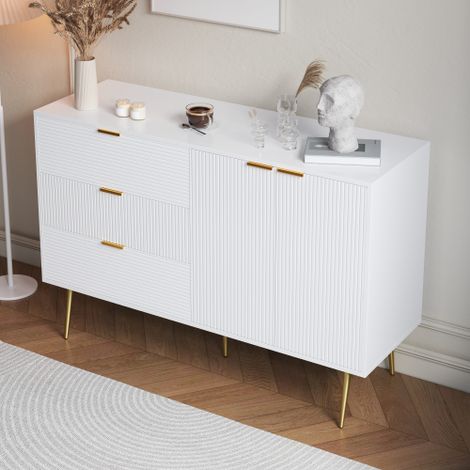 Buffet / Meuble de rangement pour salon — Comprend des portes de placard, des tiroirs et des étagères intérieures conçu avec un bloc-tiroirs agrémenté de poignées et de pieds dorés. (1/4)