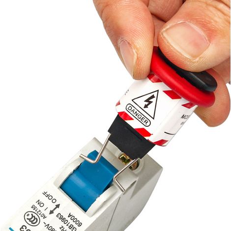 Cinq verrous miniatures de disjoncteurs avec broches orientées vers l'extérieur pour l'arrêt et la maintenance des équipements électriques industriels. (1/5)