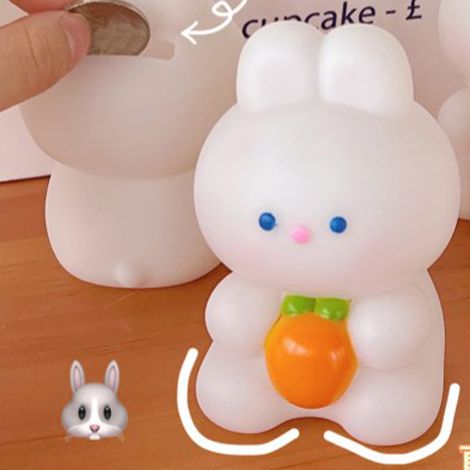 Tirelire lapin mignon et créatif, ornement en vinyle. Tirelire lapin carotte. (1/5)