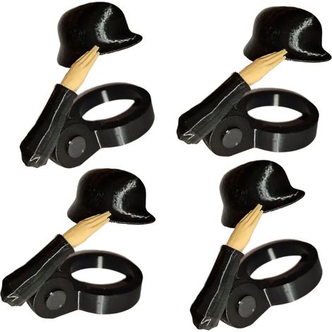Casques ornés de capsules de bière, portés par des soldats : des décorations originales pour les fêtes et les passionnés de vétérans. (1/5)