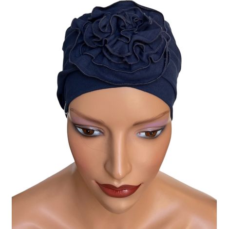 Dalia trägt einen marineblauen Baumwollturban mit doppelter Kappe, auch nach der Chemotherapie. (1/5)