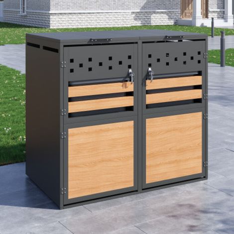 Comprend un couvercle de poubelle à charnières verrouillable, à double porte, avec découpes en losange et panneau horizontal en bois