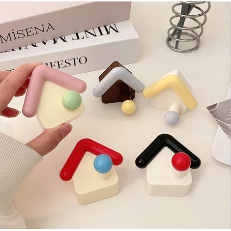 Un ensemble de 5 crochets muraux autocollants en forme de maison, en plastique coloré, sans perçage. (1/5)