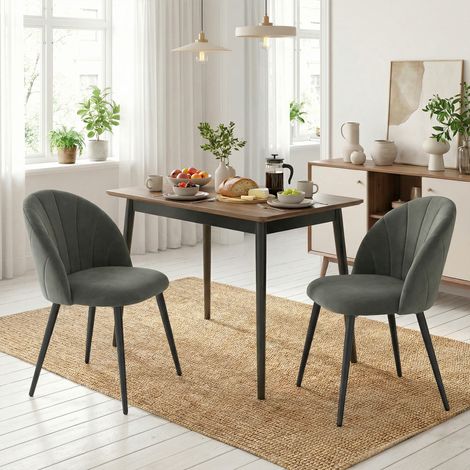Ensemble de 2 chaises de salle à manger rembourrées avec dossiers en velours en forme de coquillage. 52 x 55 x 79 cm. Gris.