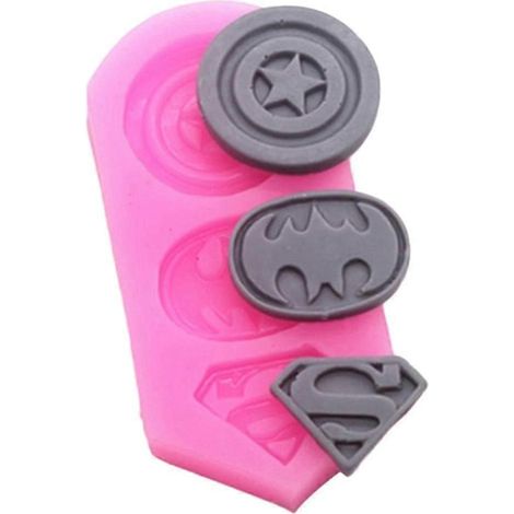 Moule à chocolat à trois cavités, idéal pour décorer des gâteaux sur le thème des super-héros tels que Captain America, Superman et Batman. (1/5)