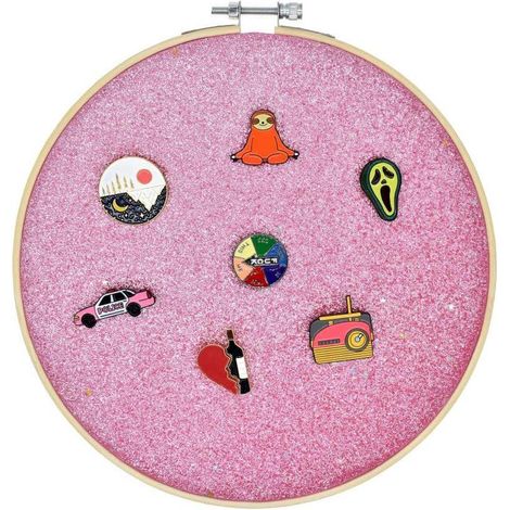 Présentoir mural rose pour broches, boucles d'oreilles et colliers, avec paillettes et étoiles. Porte-bijoux et cercle à broder en toile et cuir. (1/4)