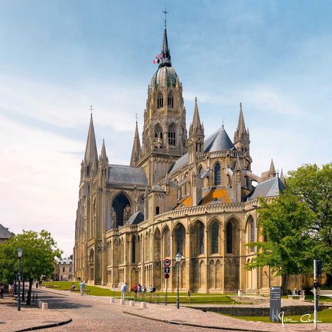 Tableau sur toile Notre-Dame de Bayeux  45x45 cm - Impression sur Toile Murale Décorative - Image imprimée en HD sur Toile - Toile sur Châssis en Bois FSC - Fabriqué en France (1/4)