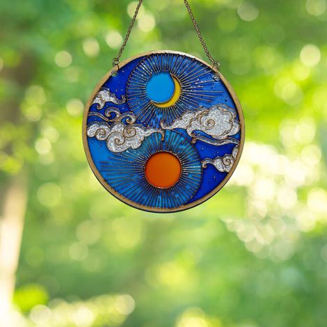 Décoration d'intérieur : Suspension décorative en acrylique coloré représentant un soleil, une lune et des nuages, avec pare-soleil intégré. (1/4)