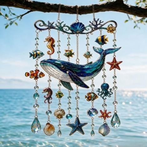 Suspension Irovami Sunlightcatcher avec un prisme, lumière scintillante et ombre créant une ambiance de vacances décontractée et colorée. (1/2)