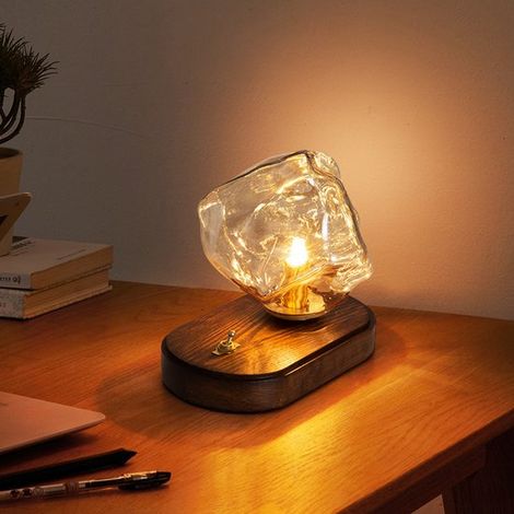 Moderne Wandleuchte aus Holz im Mid Century Stil mit rauchfarbenem Glas und einem bernsteinfarbenen, eiswürfelförmigen Glasschirm. für Flur, Wohn (1/4)