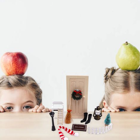 Ensemble de 12 accessoires de Noël pour maison de poupée : mini-gnomes, lanterne en forme de botte, couronne décorative, échelle et balai. (1/5)