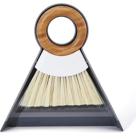 Mini juego de escoba con mango de bambú y recogedor transparente: un juego de limpieza compacto y natural para escritorio y cocina. (1/3)