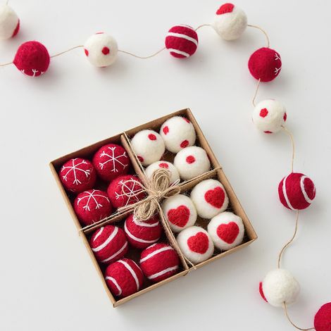 Weihnachtsdekorationsset – Girlande aus Wollfilzkugeln und hängenden Ornamenten – rot-weißes Thema (1/4)