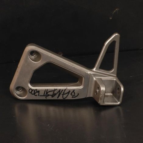 [PRODUIT D'OCCASION] Platine de repose pied passager gauche origine pour Moto Suzuki (1/2)