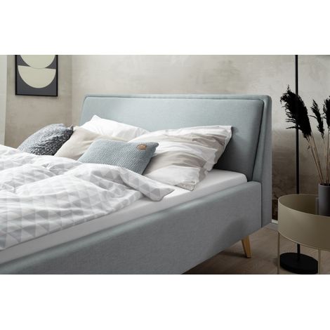 Meise Möbel Polsterbett Frieda 140x200 cm Bettgestell Kopfteil glatt Webstoff Eisblau Holzfuß eichefarbig (1/5)