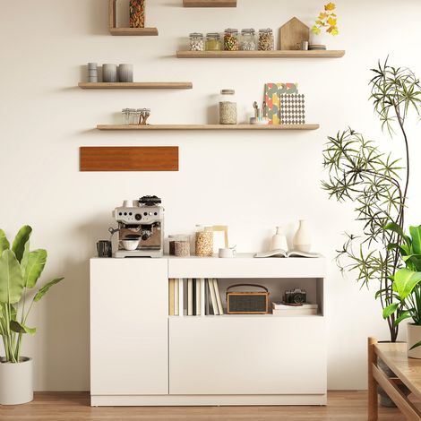 Aparador bajo de cocina con puertas de cierre suave, mueble buffet con 2 armarios, estante abierto, 2 orificios para cables, estante ajustable y sistema antivuelco, blanco. (1/5)