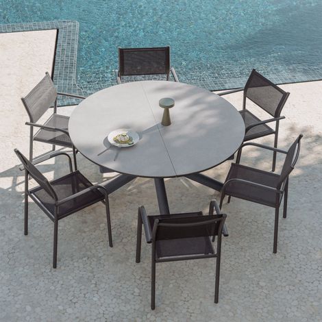 SKLUM Set aus ausziehbarem Aluminiumtisch Begur 145-200x145 cm und 6 stapelbaren Gartenstühlen mit Armlehnen aus Aluminium Olenia Grau Graphit (1/5)