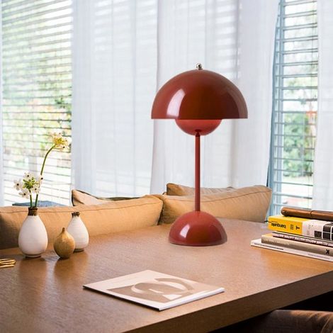 Lampe de table LED bordeaux rechargeable USB, style scandinave moderne, design nordique, chargeur intégré, éclairage d'appoint élégant pour intérieur.