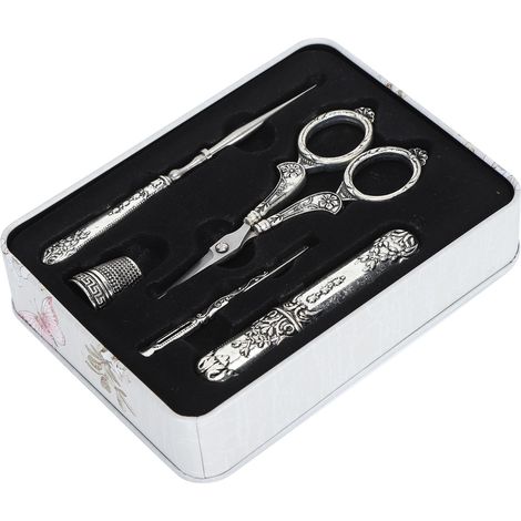 Set aus silberner Retro-Nähschere, Nähnadel, Fingerhut und Haushalts-Schneidwerkzeugen in einer Box (1/5)