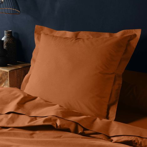 Taie d’oreiller 63 x 63 cm unie 57 fils LINA – Caramel, volant plat et point bourdon (1/4)