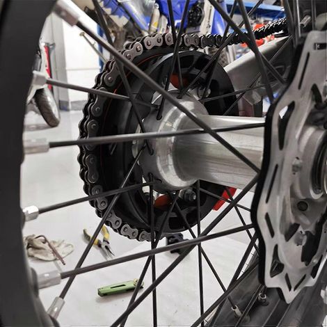 2 protège-chaînes pour motos Husqvarna 2017-2026 et Gasgas 2020-2026 guide-chaîne de roue arrière inclus. (1/5)