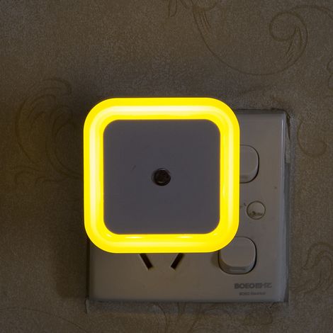 Veilleuse LED à capteur lumineux, carrée norme européenne, lumière jaune 110V-220V pour nuit, allaitement, chevet, couloir, cuisine, escalier, chambre enfant. (1/4)