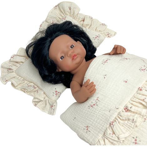 Ropa de cama de muselina de algodón para muñecas con volantes y flores sobre fondo crema. (1/4)