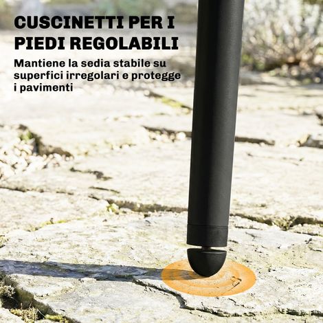 Lot de 4 chaises d'extérieur noires avec dossier perforé, idéales pour les repas en terrasse (1/5)