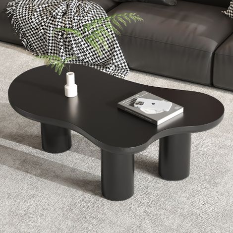 Table basse de forme irrégulière en forme de nuage dotée d'un plateau en MDF et de pieds en PVC, équipée de patins antidérapants en feutre à la base.
