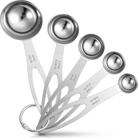 Dieses Set aus 5 Messlöffeln aus Edelstahl erleichtert präzises Abmessen in der Küche und ist ideal zum Kochen und Backen. (1/5)