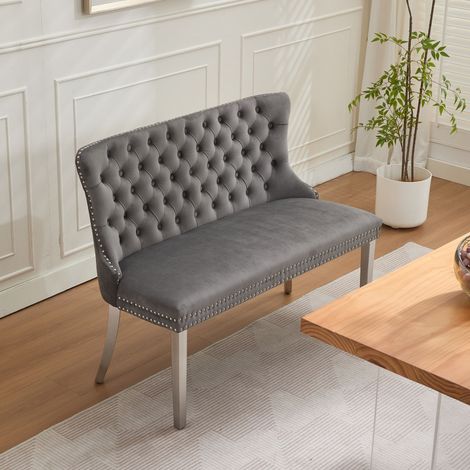 Banquette deux places avec rembourrage capitonné à boutons artisanaux, dossier ailé, pieds en acier inoxydable brossé argenté, gris
