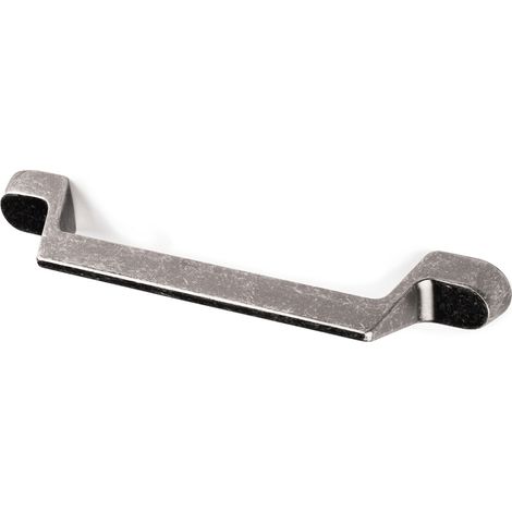Asa de zamak con acabado plata vieja, dimensiones:145x18x28mm y entrepuntos:128mm -