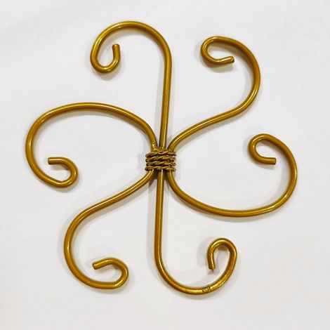 Soporte para plantas trepadoras de 4 piezas: soporte de hierro, tallo ajustable de diseño único para estimular el crecimiento de plantas trepadoras de tamaño pequeño a mediano (2 formas de flor dorada