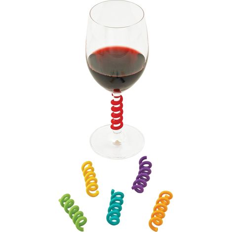 Un ensemble de pendentifs multicolores suspendus à du verre, avec des éléments rotatifs colorés. (1/5)