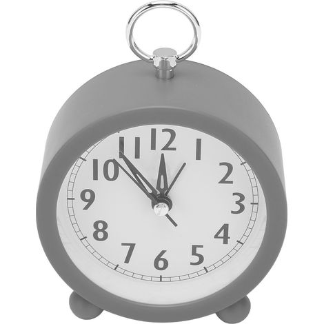 Un réveil simple, rond et à piles, conçu pour être placé sur une table de chevet. (Gris) (1/5)