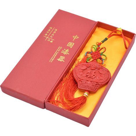 Traditioneller chinesischer Autoanhänger in Form eines Knotens (Doppelfisch) - eine traditionelle Dekoration zum chinesischen Neujahr. (1/2)