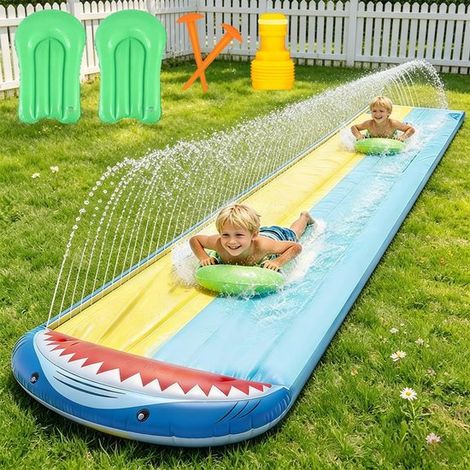 Kinderwasserrutsche, 480 cm lang, Doppelwasserrutsche mit 2 Wasserbrettern, eingebautem Wassersprühsystem, Wasserspielzeug für den Garten, in Haiform. (1/5)