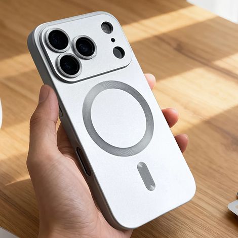 (iPhone 13 Argent) Coque de téléphone magnétique souple en TPU avec peinture métallisée et protection d'objectif pour la recharge sans fil (1/5)