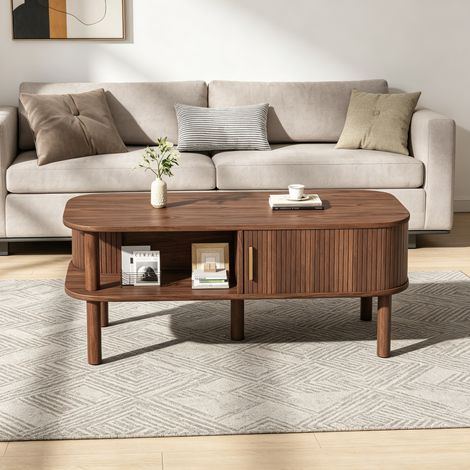 Mesa de centro escandinava de 110x55x45 cm con puerta corredera ranurada y espacio de almacenamiento abierto, MDF, color nogal. (1/5)