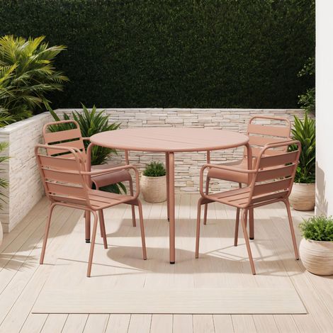 M&S – Ensemble table de jardin 110 cm – 4 fauteuils en métal terracotta – Plateau circulaire – Traitement anti-rouille