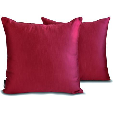 Housses de coussin décoratives HomeCentric, lot de 2, rouges, 40 x 40 cm, en satin épais rouge foncé.