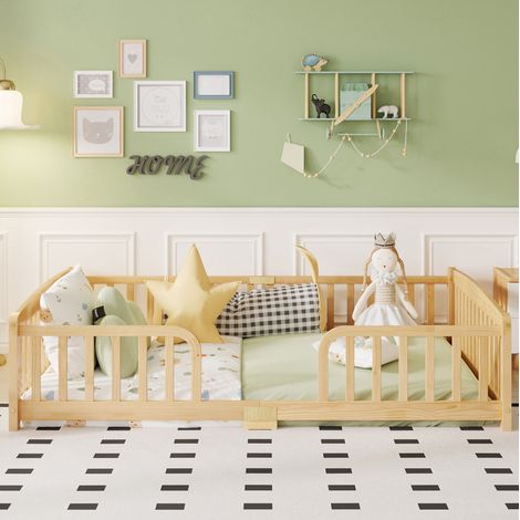 Cama infantil a ras de suelo de 140x200 cm con barandillas de seguridad y entrada central, estructura estable en pino natural. (1/5)