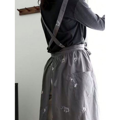 Tablier brodé pour femme, style coréen, avec poches pour les taches ménagères, élégant coloris uni pour toutes les saisons. (1/5)