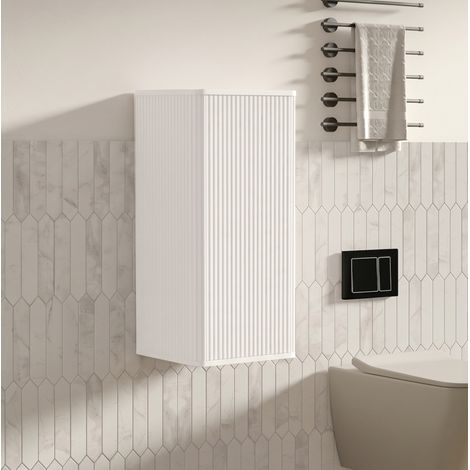 Mueble de baño blanco de pared con puerta de apertura por presión, diseño ranurado y estantes interiores de MDF. (1/5)