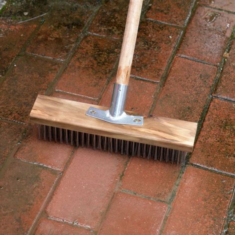 Brosse abrasive robuste de 30 cm pour sols à surface rugueuse, avec fil d'acier inoxydable. Idéale pour les grandes terrasses, les allées, les marches, les patios, les carrelages et le béton. Manche n (1/5)