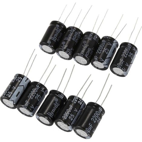 Vingt condensateurs électrolytiques radiaux en aluminium noir de 2200uF 25V, mesurant 1,3 x 1,3 x 2,1 cm. (1/5)