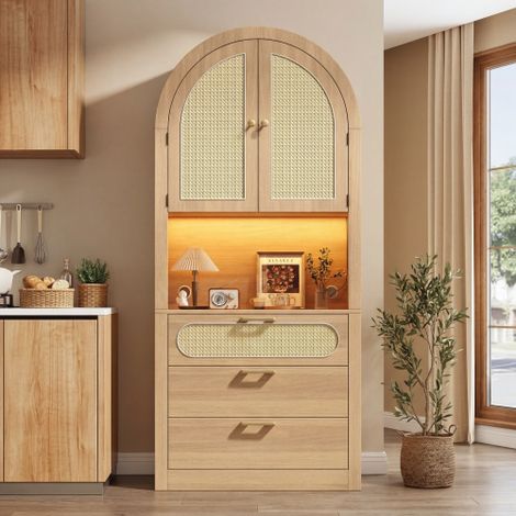 Mobile contenitore e vetrina moderno dalle linee curve, alto 180 cm, con illuminazione a LED regolabile, ante in rattan, 1 vano espositivo + 2 ripiani + 3 cassetti, ideale per soggiorno e ingresso, in