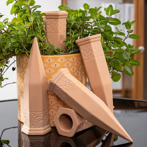 Automatisches Tröpfchenbewässerungsset, 4-teiliges 90-ml-Terrakotta-Kegelbewässerungsgerät mit langsamer Freisetzung, Feiertagsbewässerungssystem für Innen- und Außenpflanzen