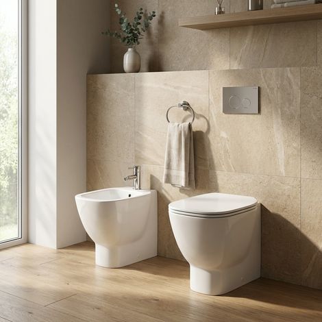 Coppia sanitari filomuro bianco alpino in ceramica con sedile – One RAK Ceramics (1/5)