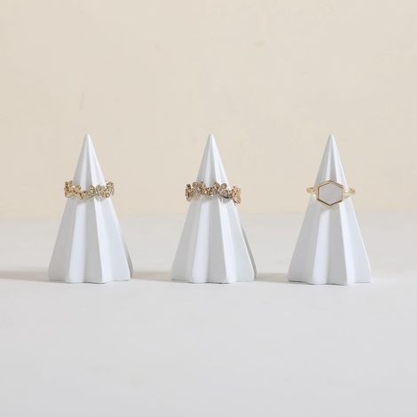 3er-Pack weiße Kegel-Ausstellungsständer zum Verkauf, 3D-Gipsring-Ausstellungshalter für die Inneneinrichtung (schlanker Gipskegel mit Streifen), Höhe 6,9 – Schmuck nicht im Lieferumfang enthalten